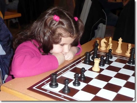 Mädchen beim Schachspiel
